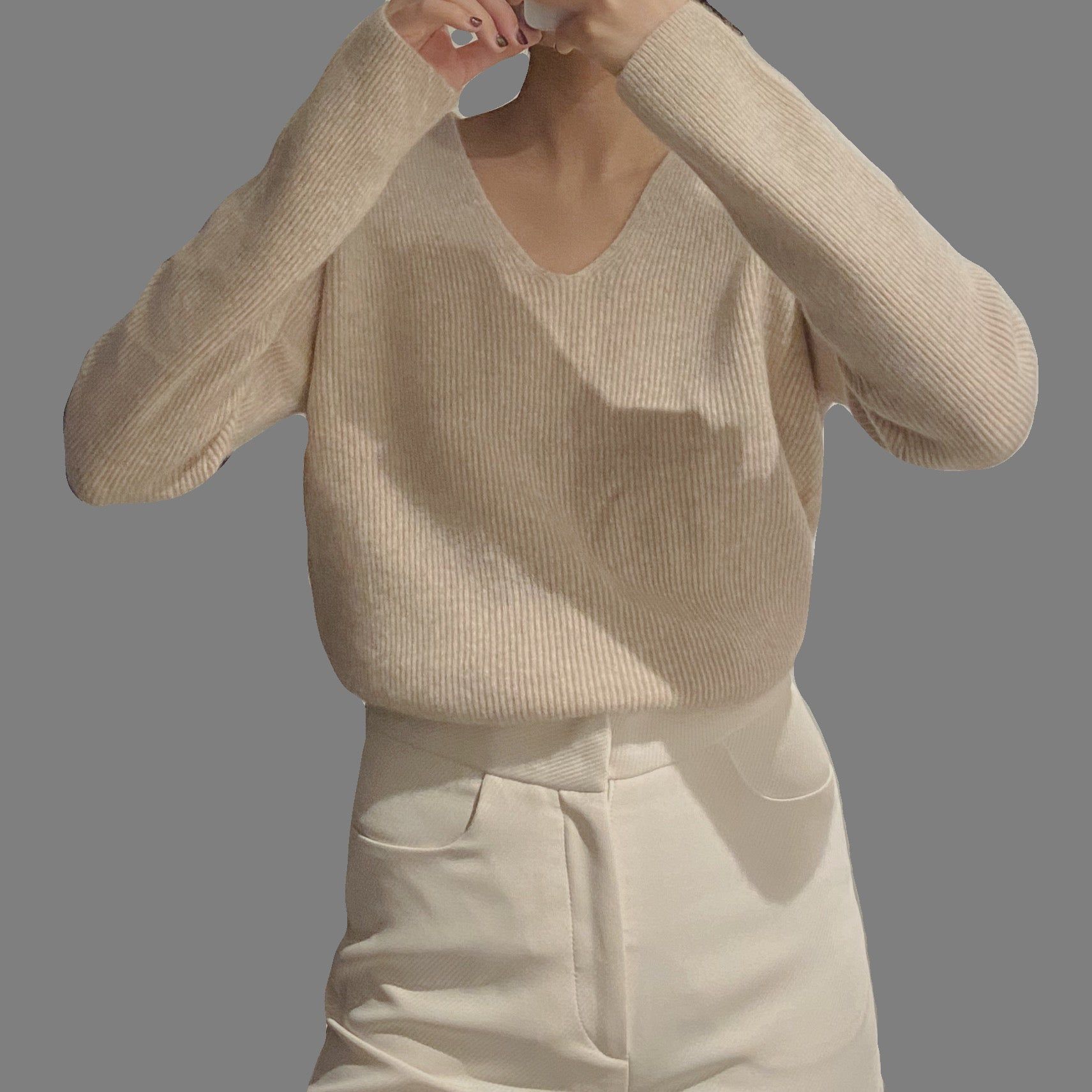 Cream V-neck sweater in 100% cashmere